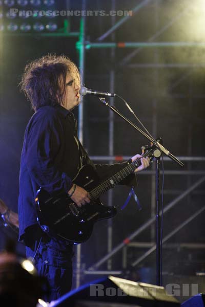 THE CURE - 2005-08-13 - SAINT MALO - Fort de St Pere - Robert James Smith